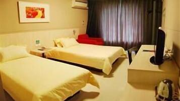 Värdeförvaringsskåp på rummet, skrivbord och mörkläggningsgardiner