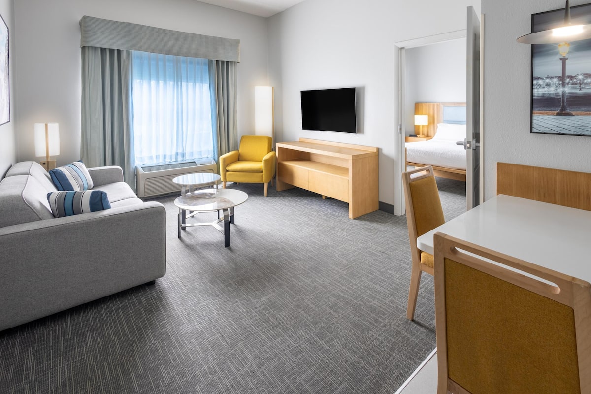 King, Suite, 1 Bedroom | Living area | 32-inch LCD TV with cable channels, TV