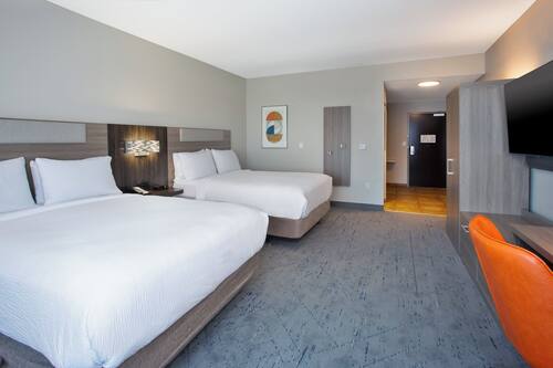 Habitación estándar, 2 camas Queen size (Communications, Mobility, Access Tub) | Ropa de cama de alta calidad y caja de seguridad en la habitación