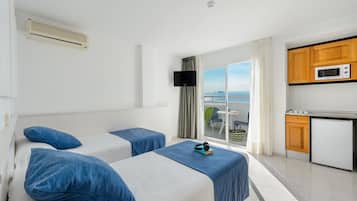 Estudio, vista al mar | Caja de seguridad en la habitación y escritorio