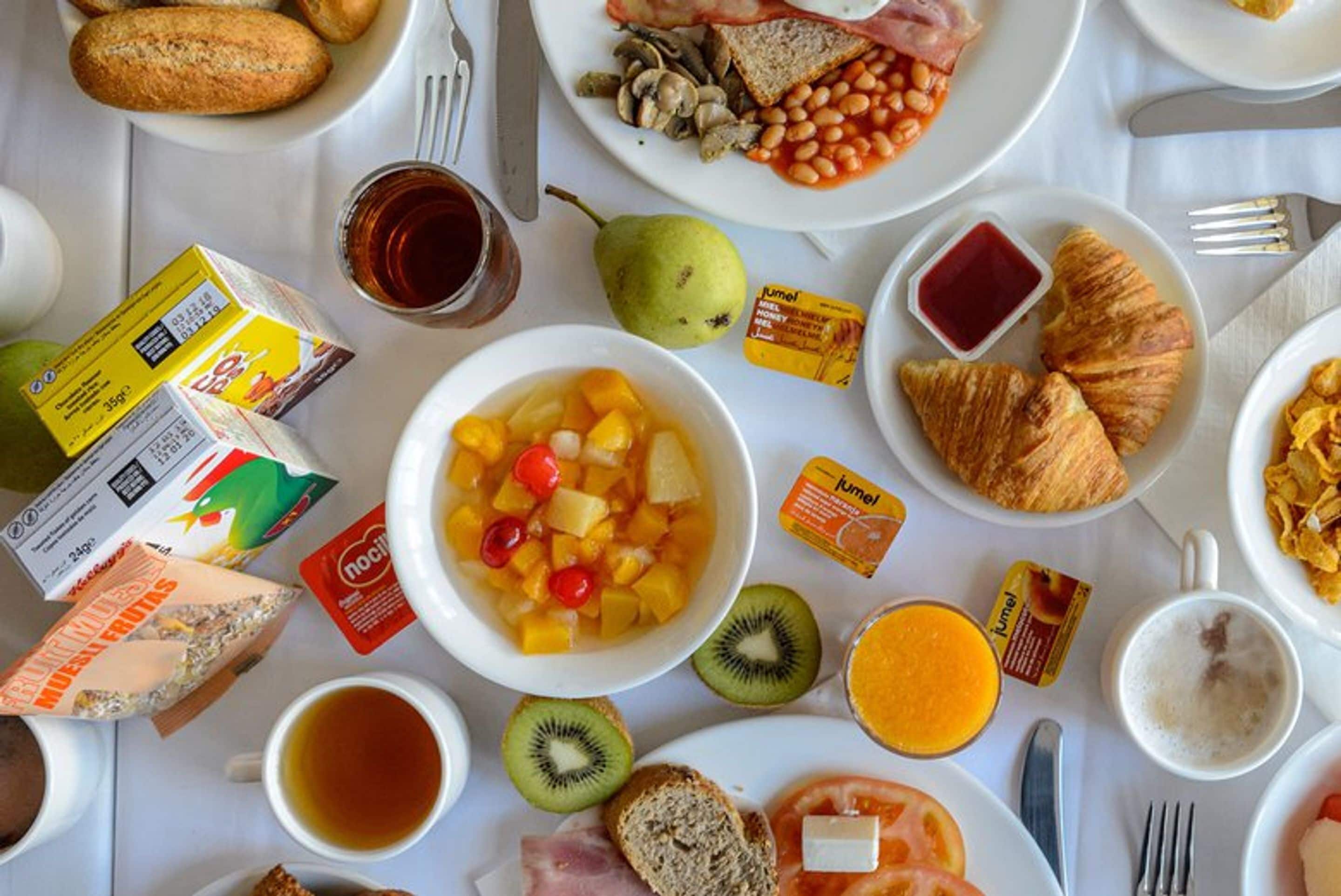 Un assortiment de mets et de boissons proposé au petit-déjeuner.