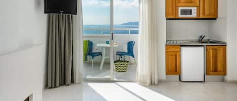 Studio, Sea View | In-room safe, desk, iron/ironing board, free WiFi