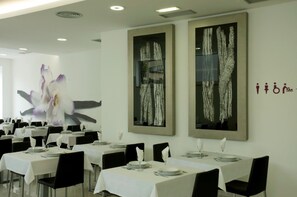 Frokost, lunsj og middag serveres