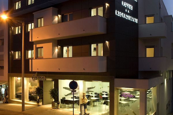 Fachada de la propiedad por la tarde o noche