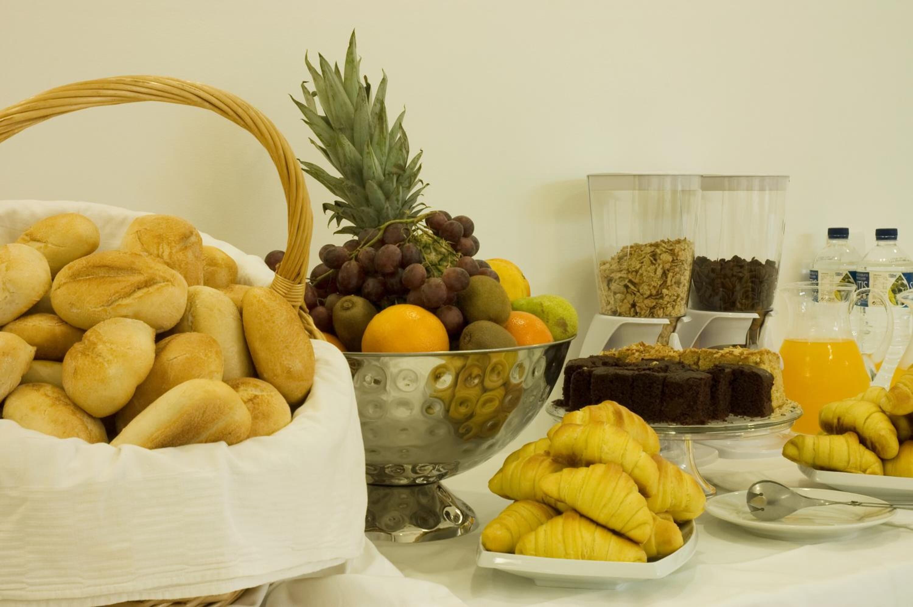 breakfast, lunch, dinner served; international cuisine