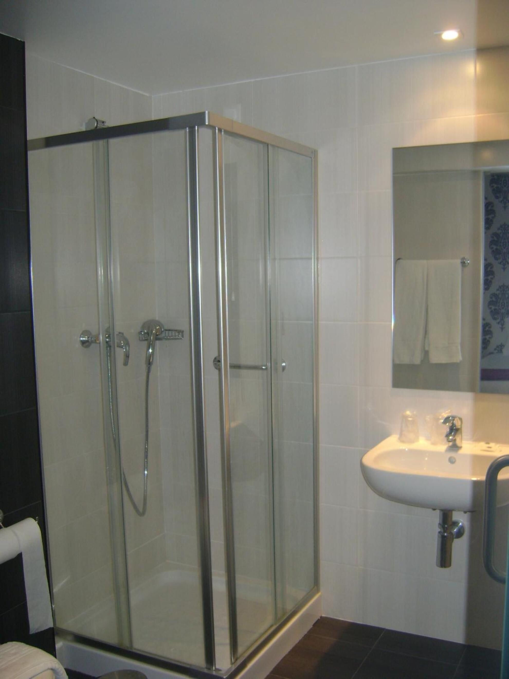 shower, free toiletries, hair dryer, bidet