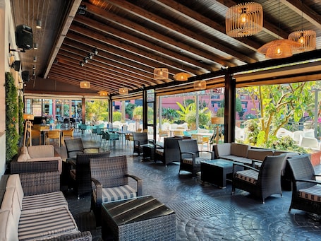 Bar (en el alojamiento). Fuengirola Beach Apartamentos Turisticos