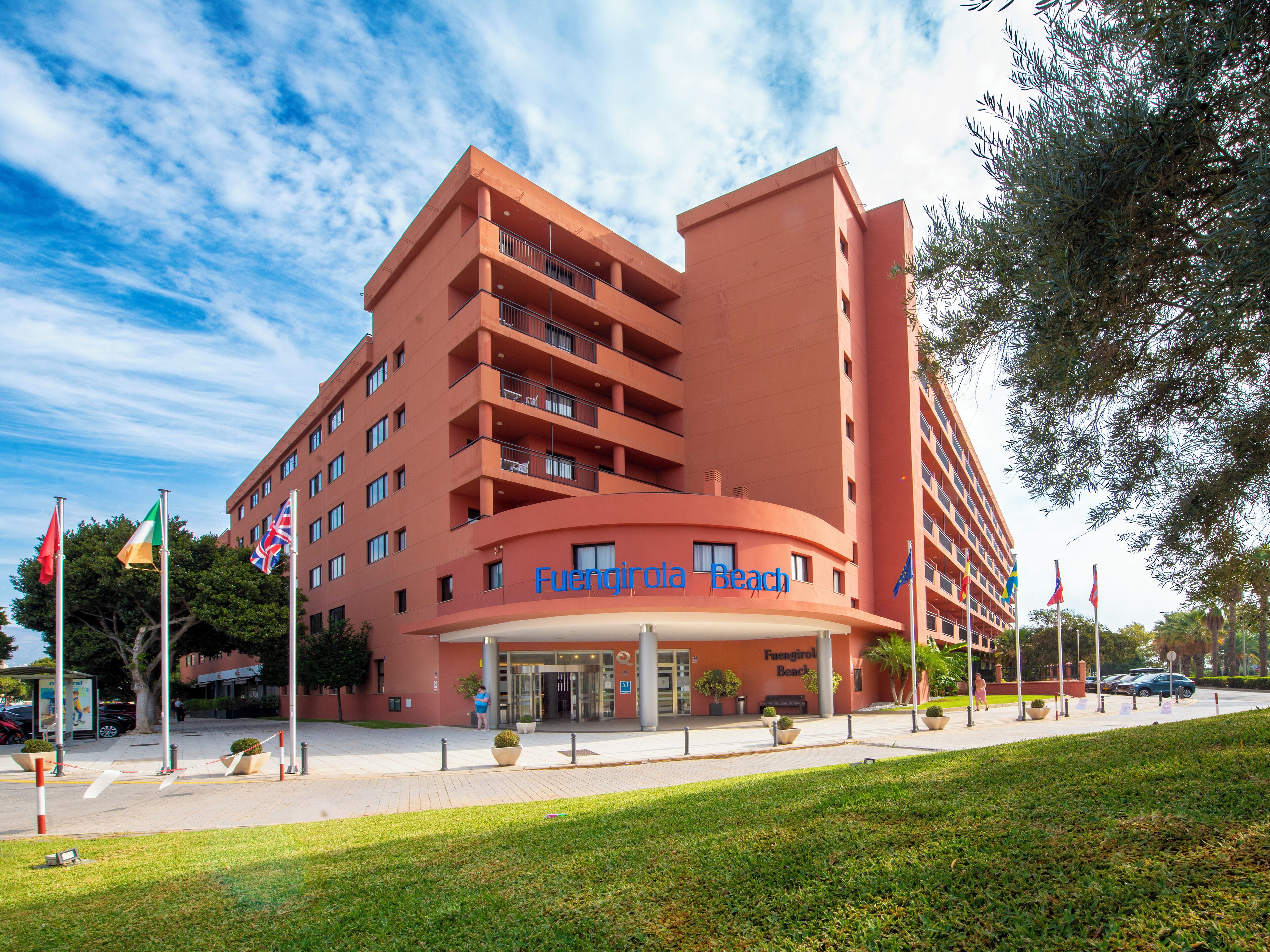 Un hotel a più piani con facciata curva, balconi e un cartello che indica "Fuengirola Beach".