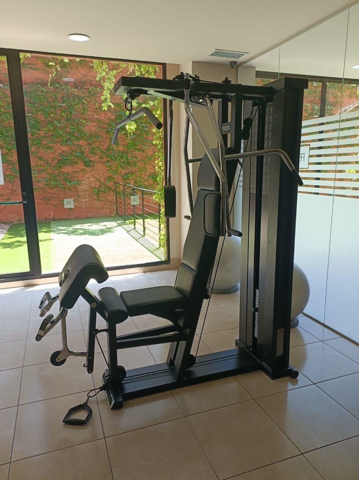 Un gimnasio con una prensa de banca y una estructura para sentadillas.