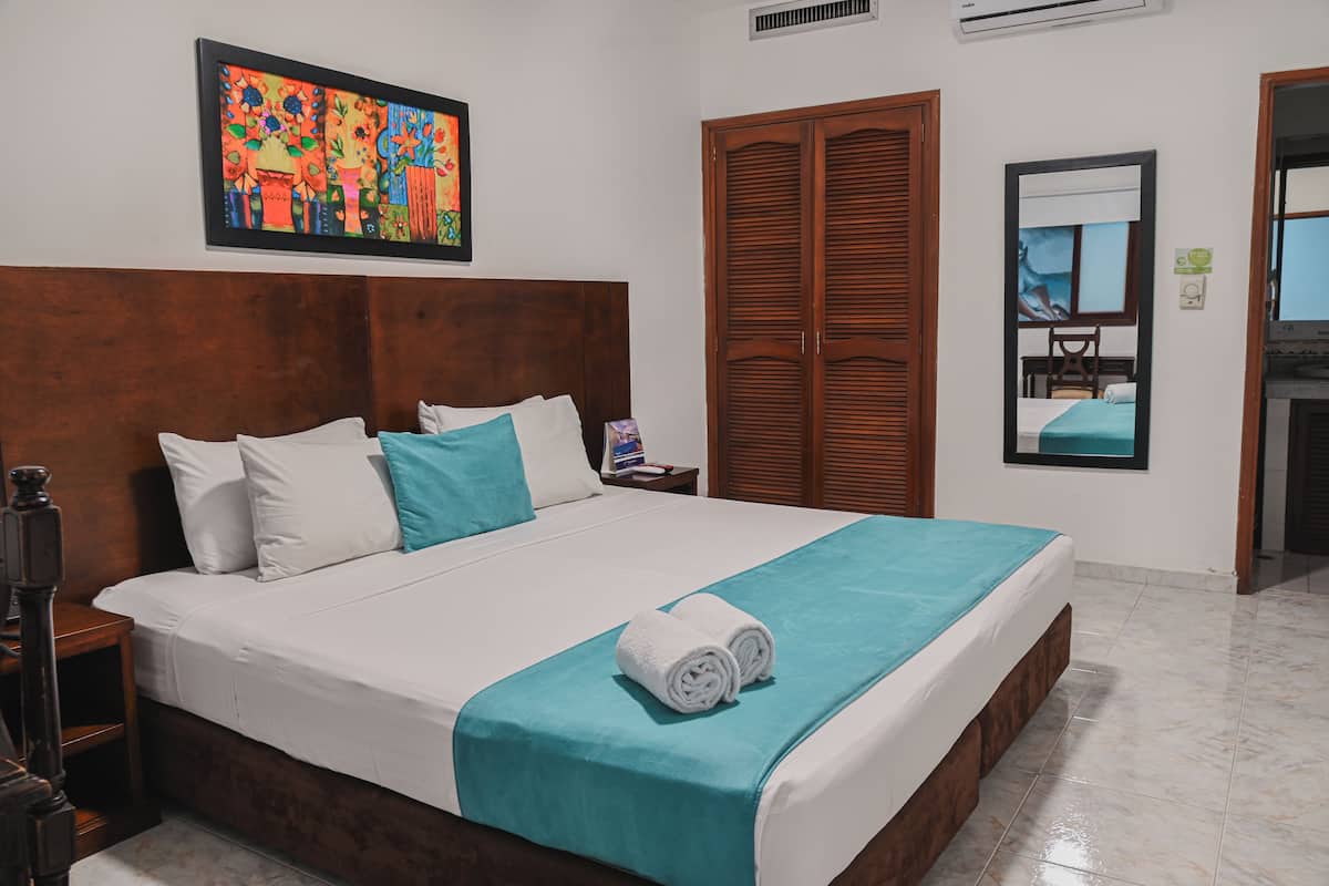 Caja de seguridad en la habitación y escritorio