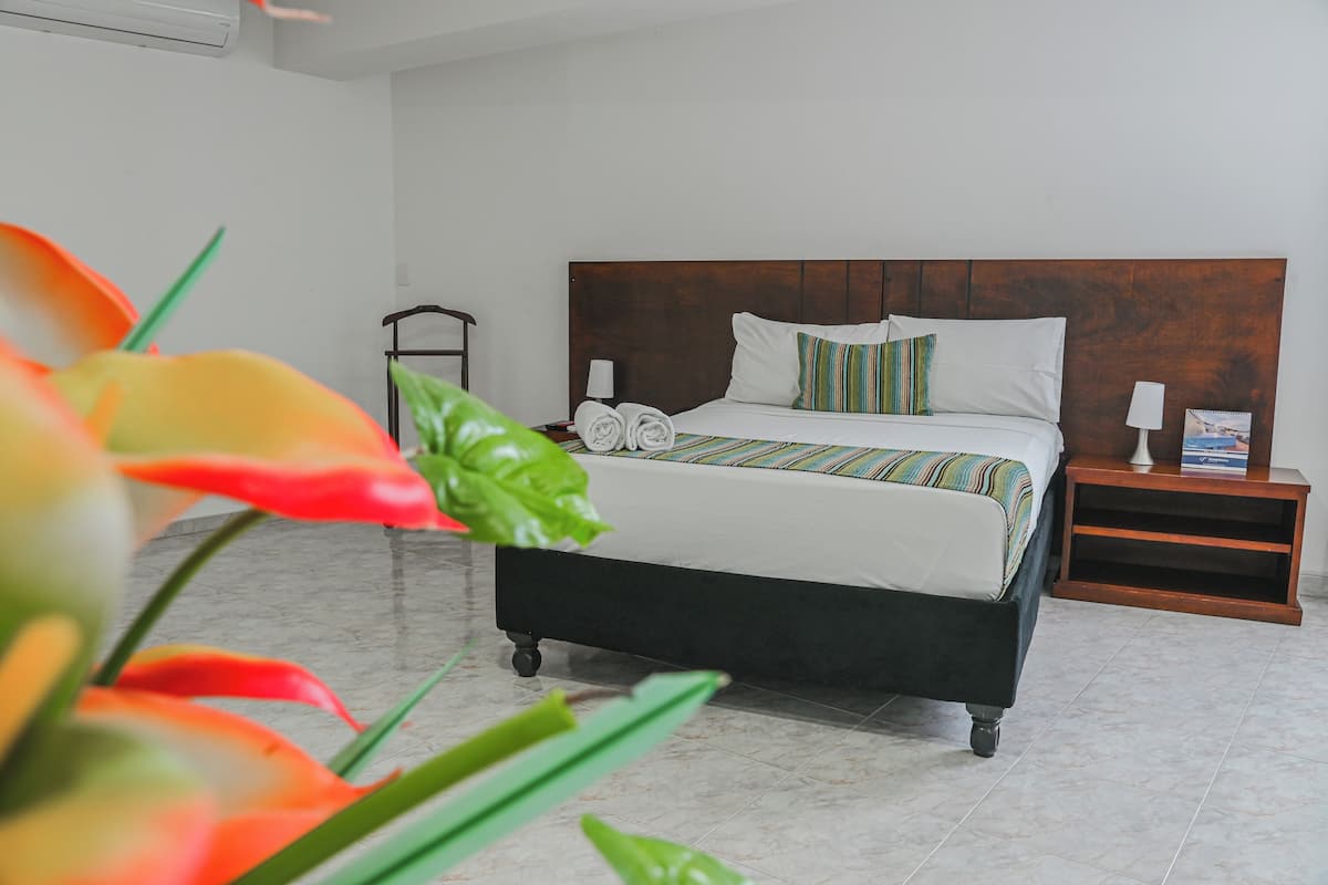 Caja de seguridad en la habitación y escritorio