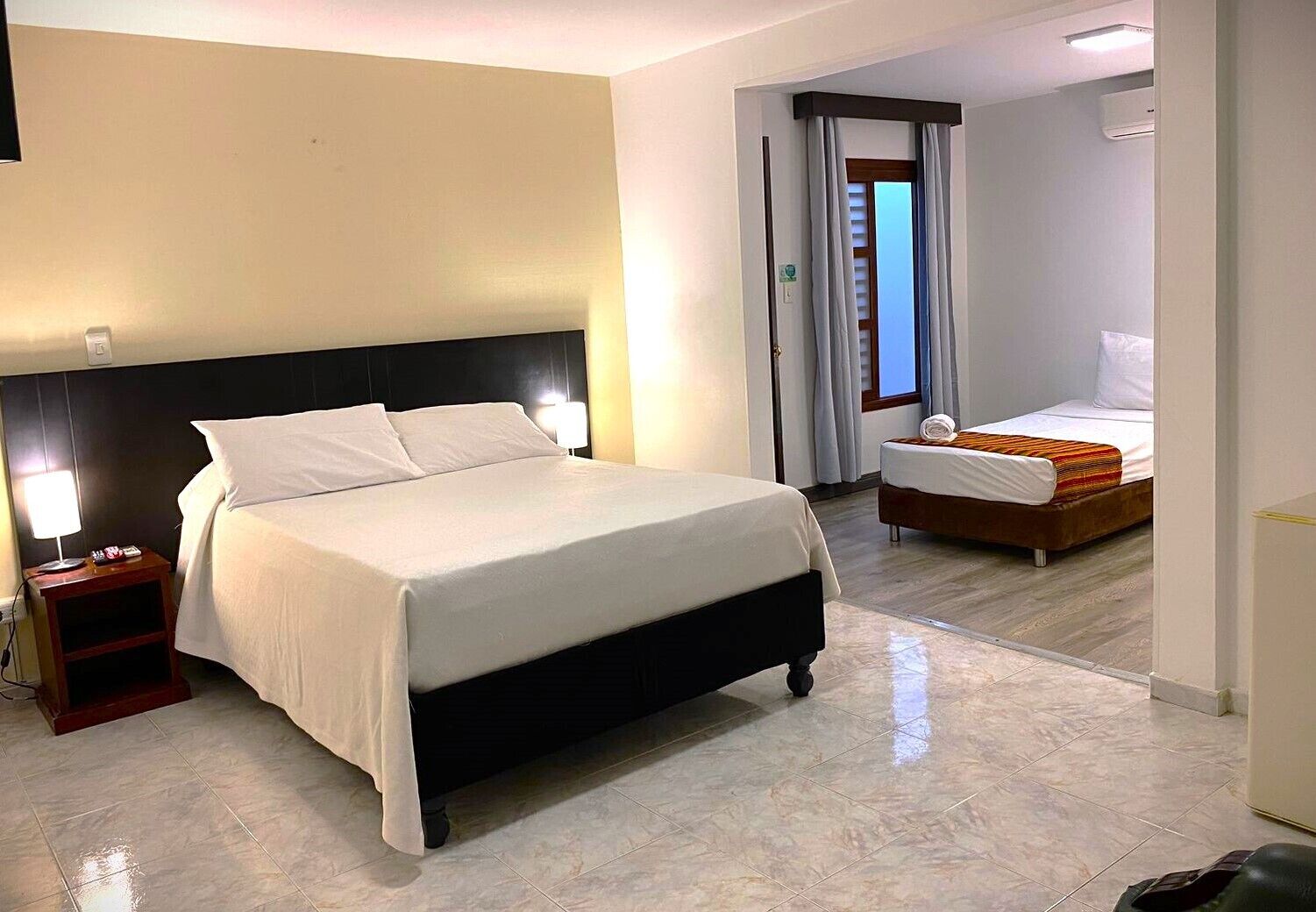 Caja de seguridad en la habitación y escritorio 