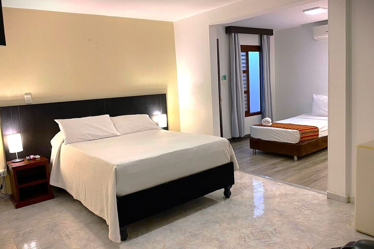 Caja de seguridad en la habitación y escritorio