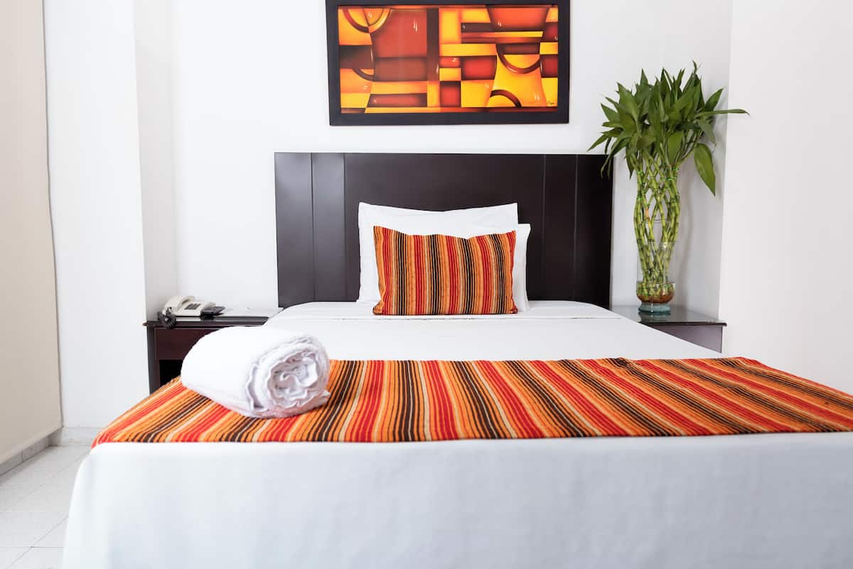 Caja de seguridad en la habitación y escritorio