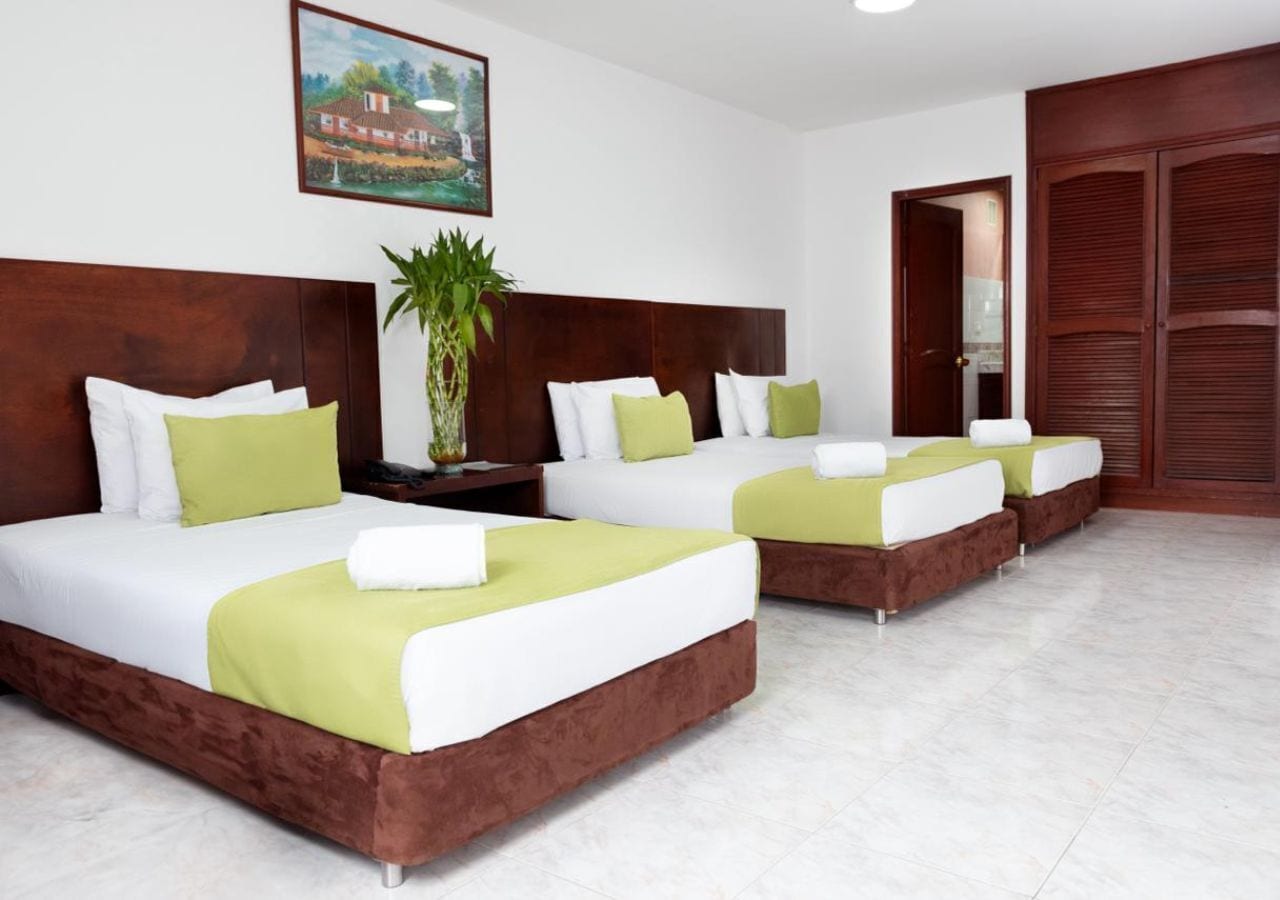 Camera tripla | Una cassaforte in camera, una scrivania, ferro/asse da stiro