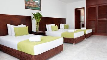 Camera tripla | Una cassaforte in camera, una scrivania, ferro/asse da stiro