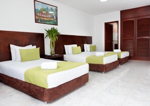 Caja de seguridad en la habitación y escritorio 