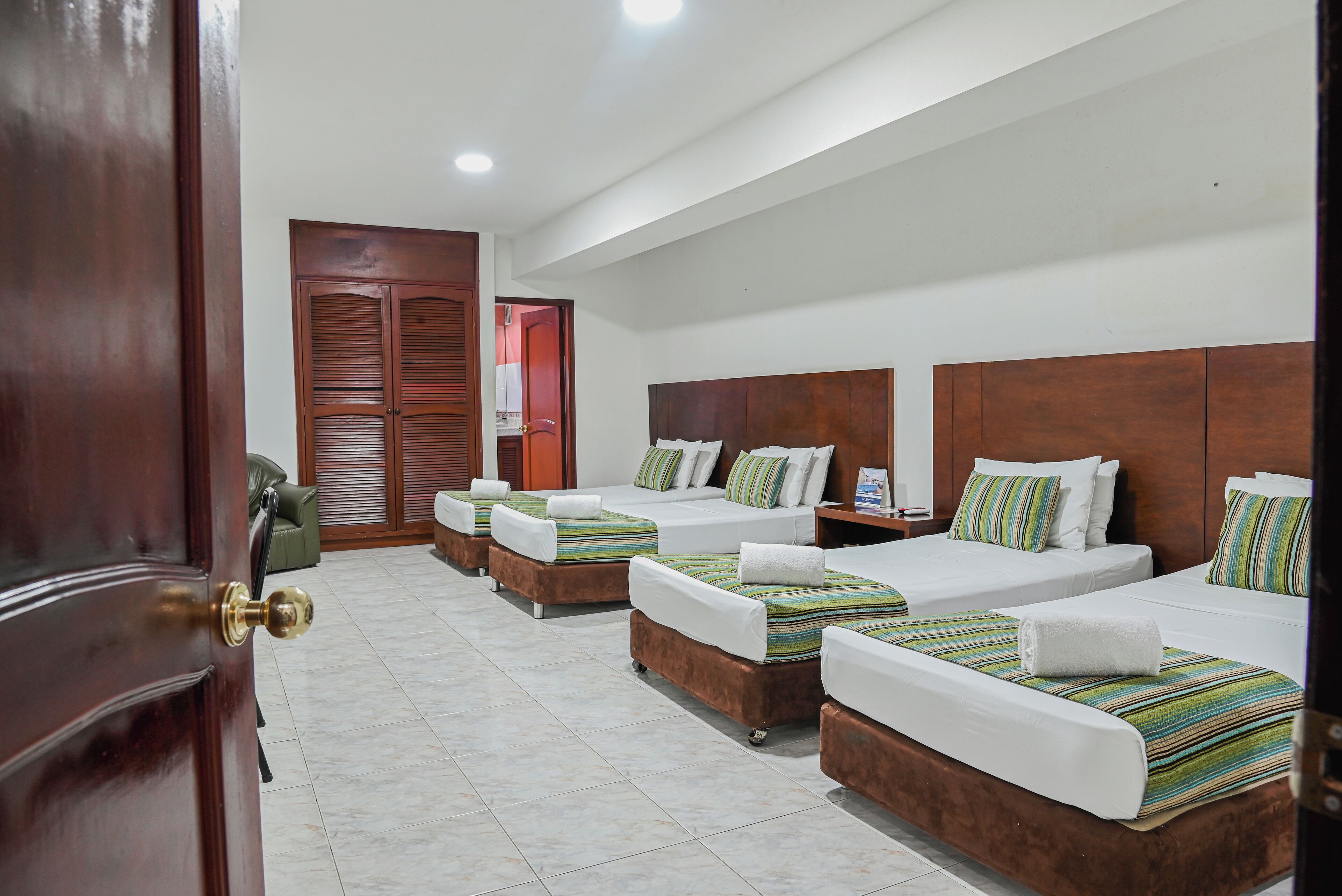 Caja de seguridad en la habitación y escritorio 