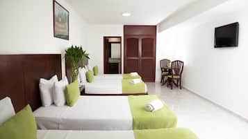 Quadruple Room | In-room safe, desk, iron/ironing board, free WiFi