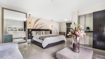 Junior Suite, 1 King Bed, Balcony | Minibar, in-room safe, desk, blackout drapes