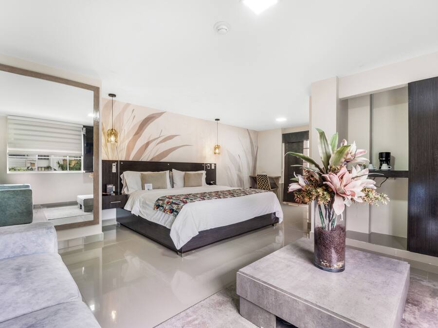 Suite Junior, 1 Tempat Tidur King, balkon | Minibar, brankas, meja kerja, dan tirai kedap cahaya