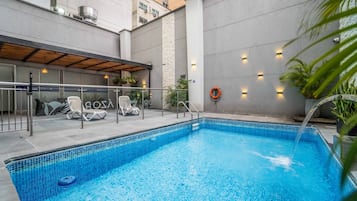 Piscina externa, funciona das 9h às 21h, espreguiçadeiras
