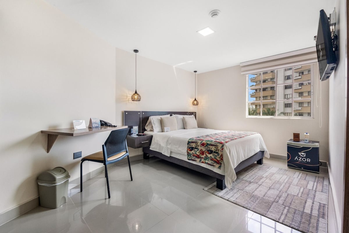Minibar, caja de seguridad en la habitación y escritorio