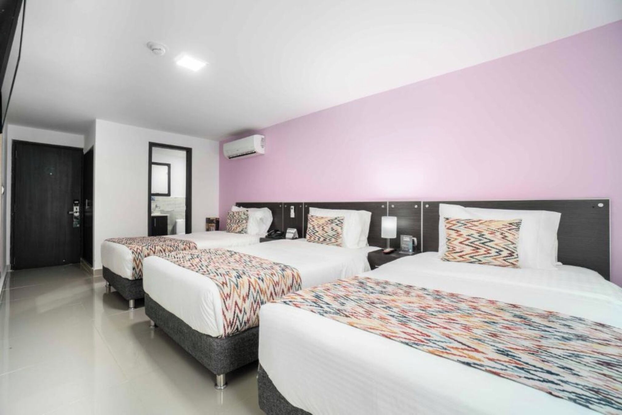 standard triple room | 1 bedroom, minibar, in-room safe, desk