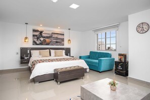 Minibar, caja de seguridad en la habitación y escritorio