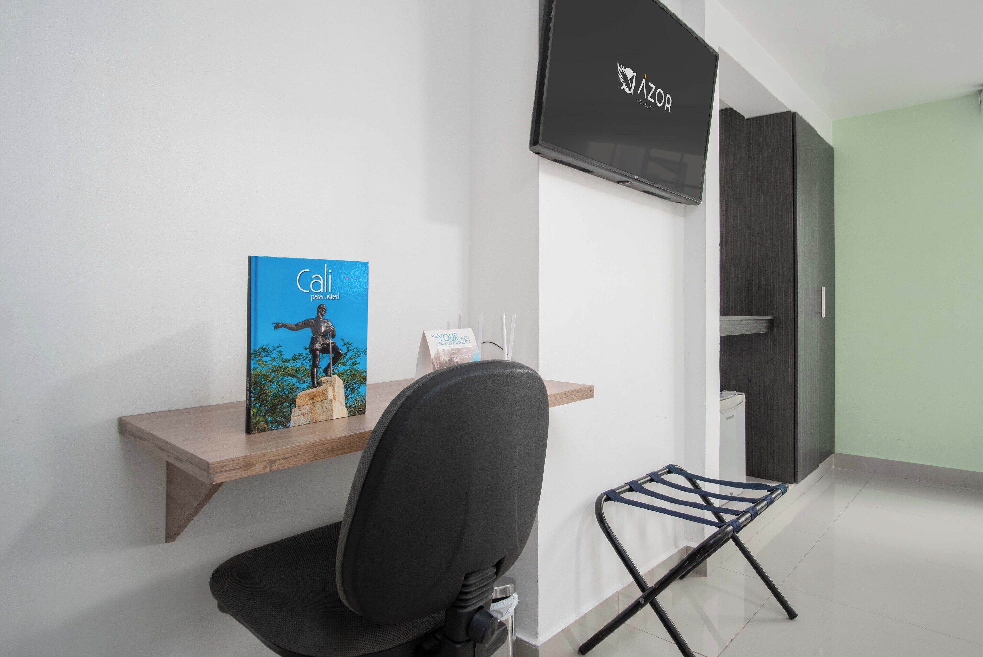 standard triple room | 1 bedroom, minibar, in-room safe, desk