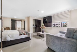 Suíte júnior, 1 cama King, sacada | Frigobar, cofres nos quartos, escrivaninha, cortinas blackout