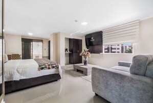Suite junior, 1 cama de matrimonio grande, balcón | Minibar, caja fuerte, escritorio y cortinas opacas