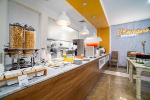 Se sirven desayunos, almuerzos y cenas; cocina internacional