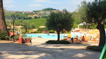 Una piscina techada, una piscina al aire libre