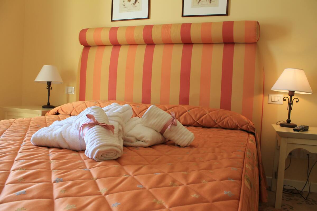 In-room safe, desk, soundproofing, cribs (surcharge)