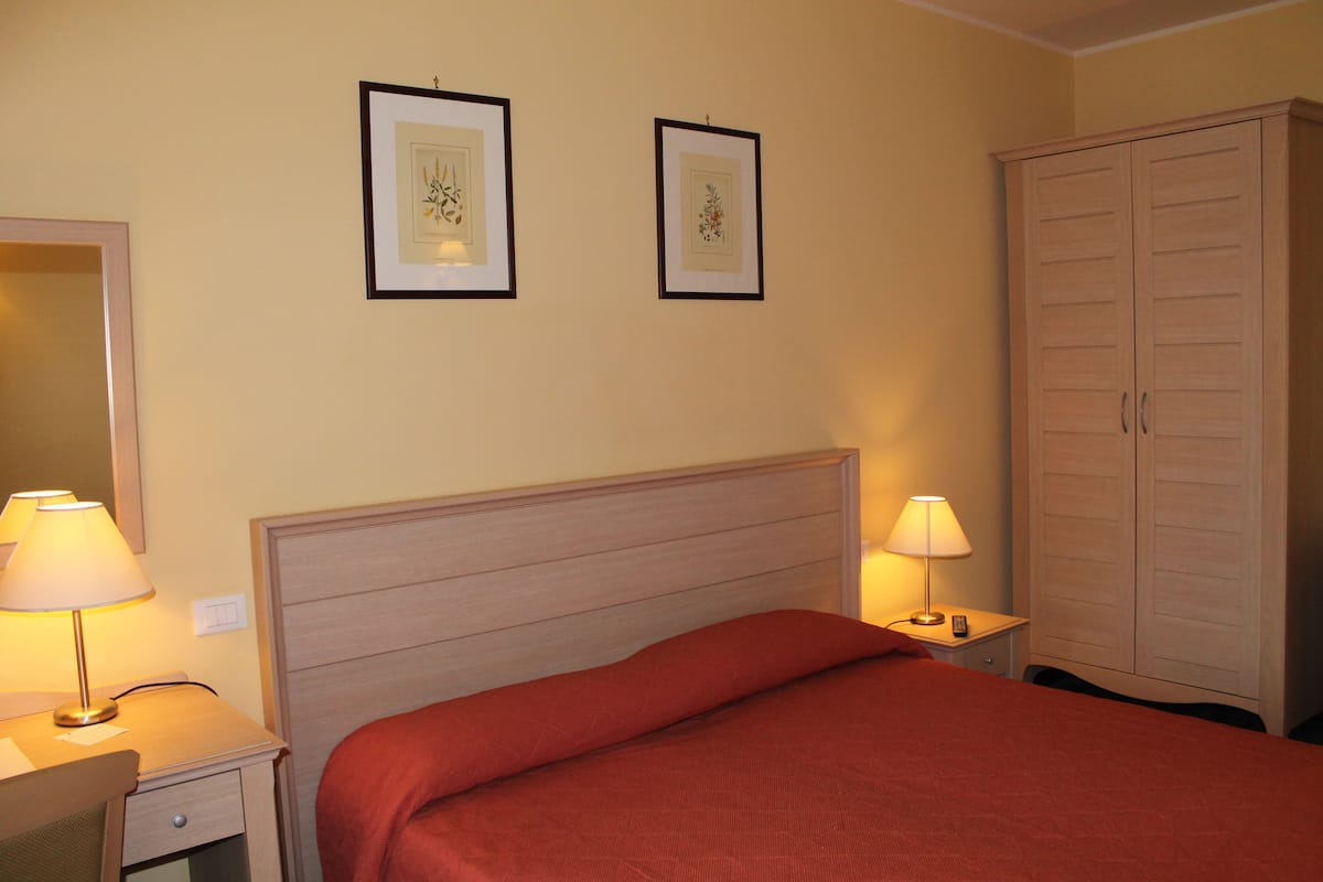 In-room safe, desk, soundproofing, cribs (surcharge)