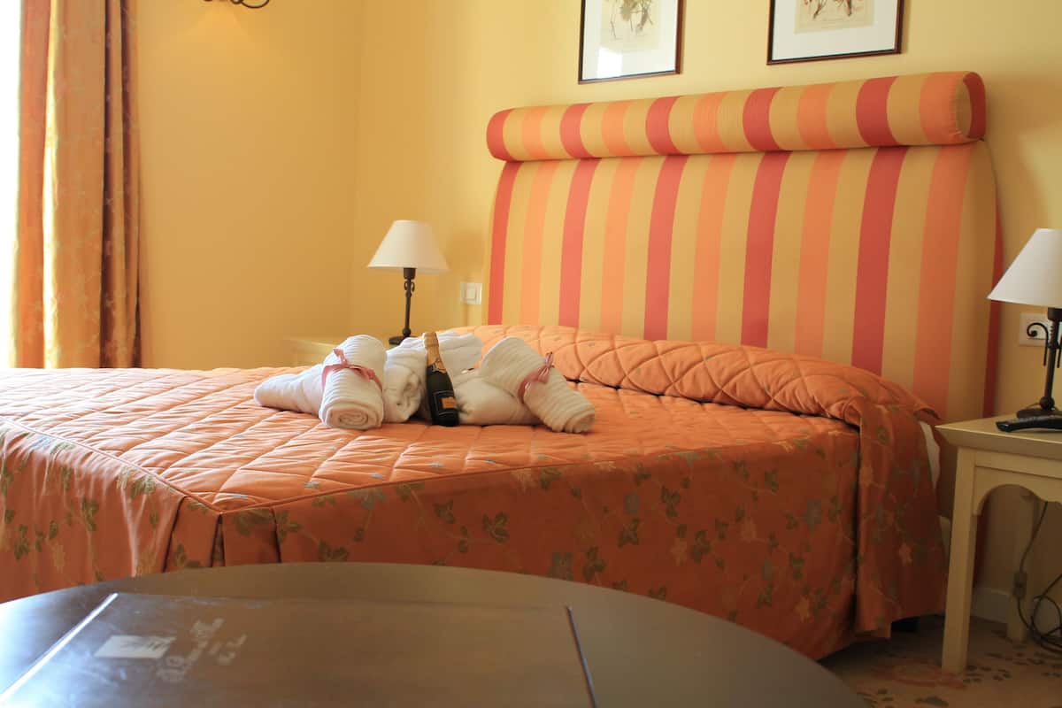 In-room safe, desk, soundproofing, cribs (surcharge)