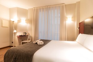 Minibar, safe på rommet, skrivebord og blendingsgardiner