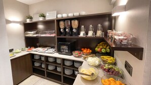 Un montaje tipo bufé con diferentes alimentos y bebidas.
