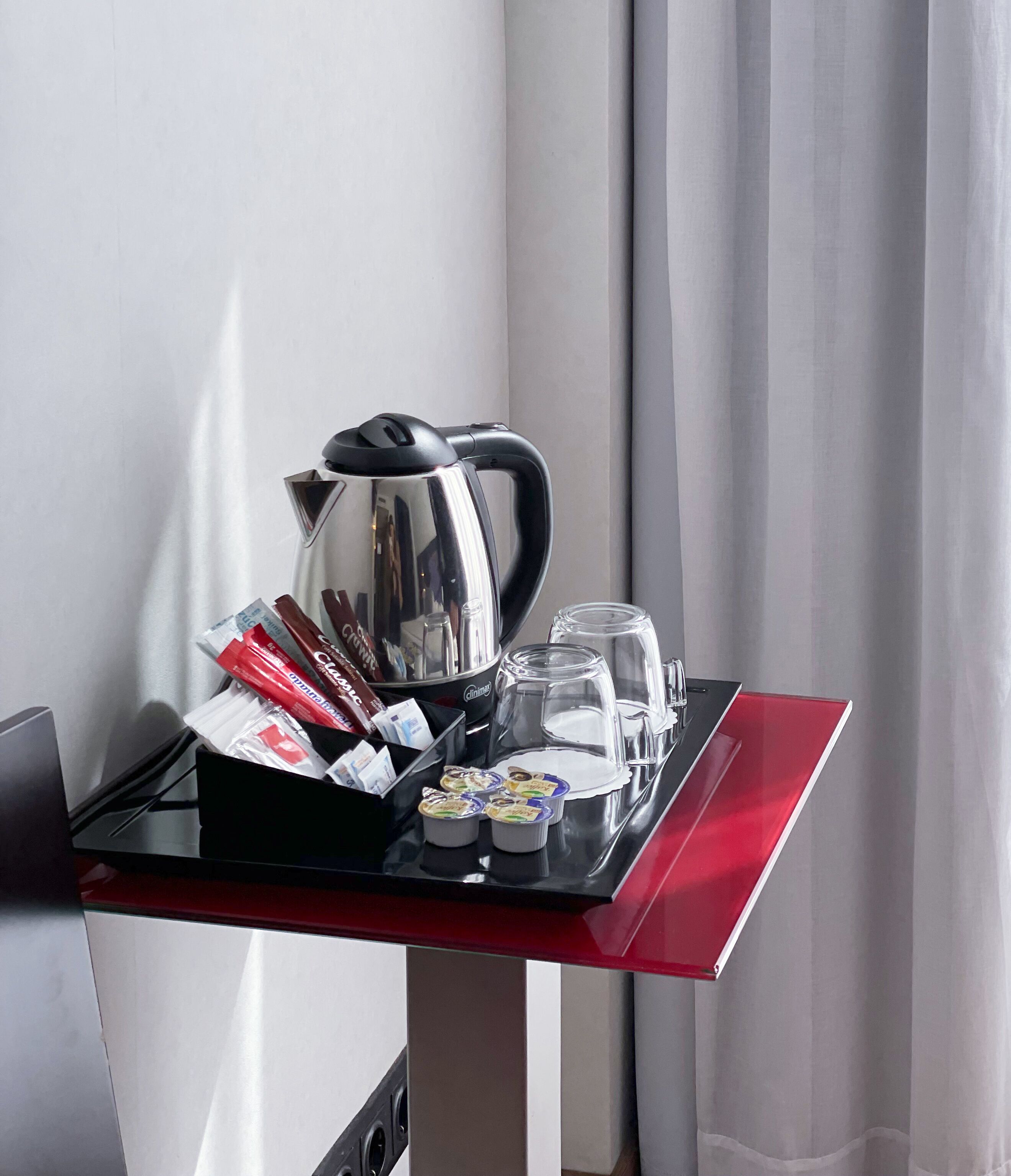 Minibar, caja fuerte, escritorio y cortinas opacas