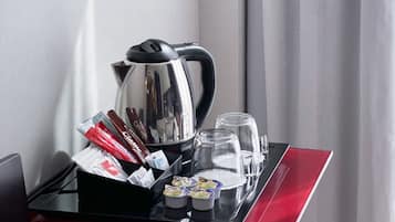 Minibar, caja de seguridad en la habitación y escritorio
