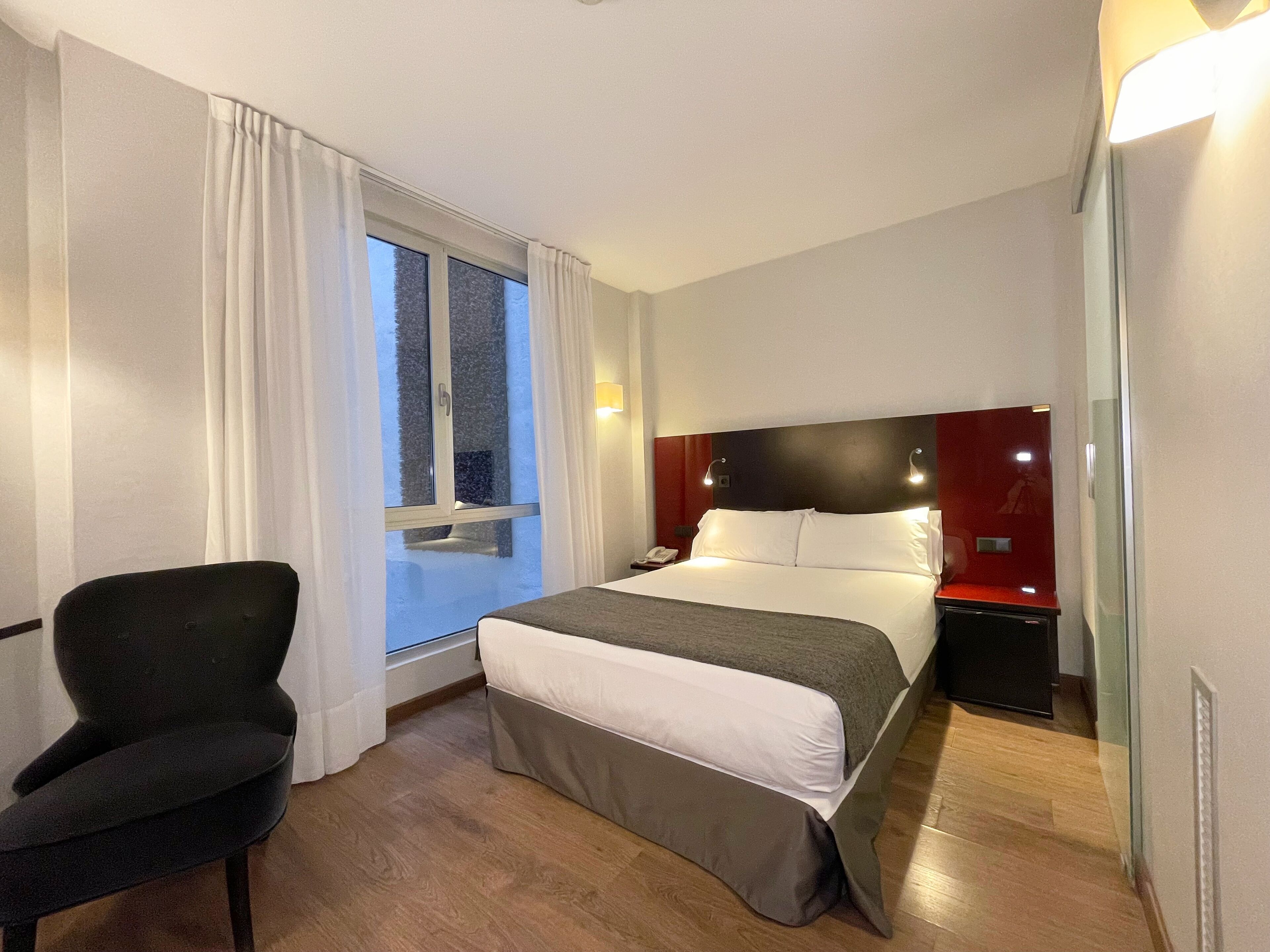 Minibar, caja de seguridad en la habitación y escritorio 
