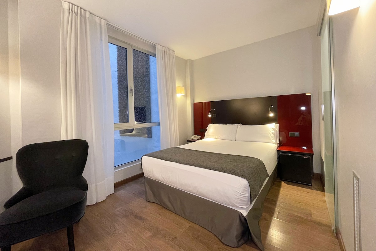 Minibar, caja de seguridad en la habitación y escritorio