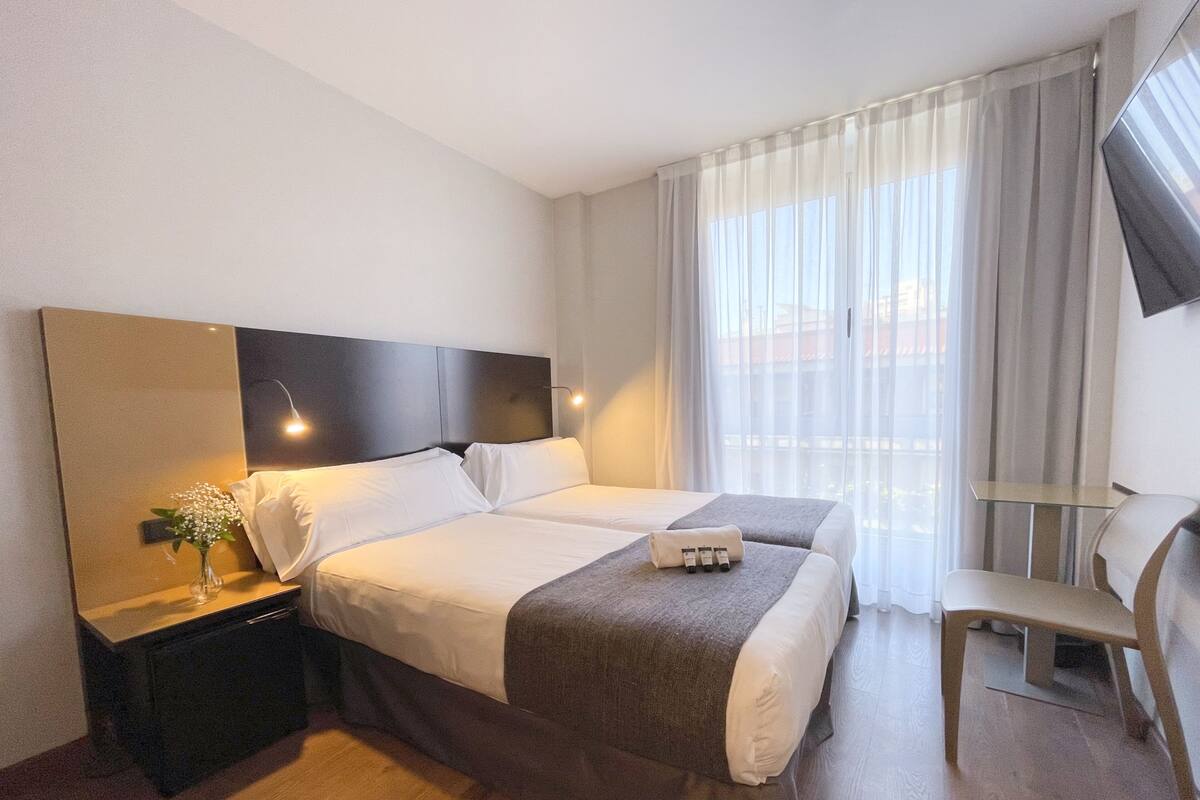 Minibar, Zimmersafe, Schreibtisch, Verdunkelungsvorhänge