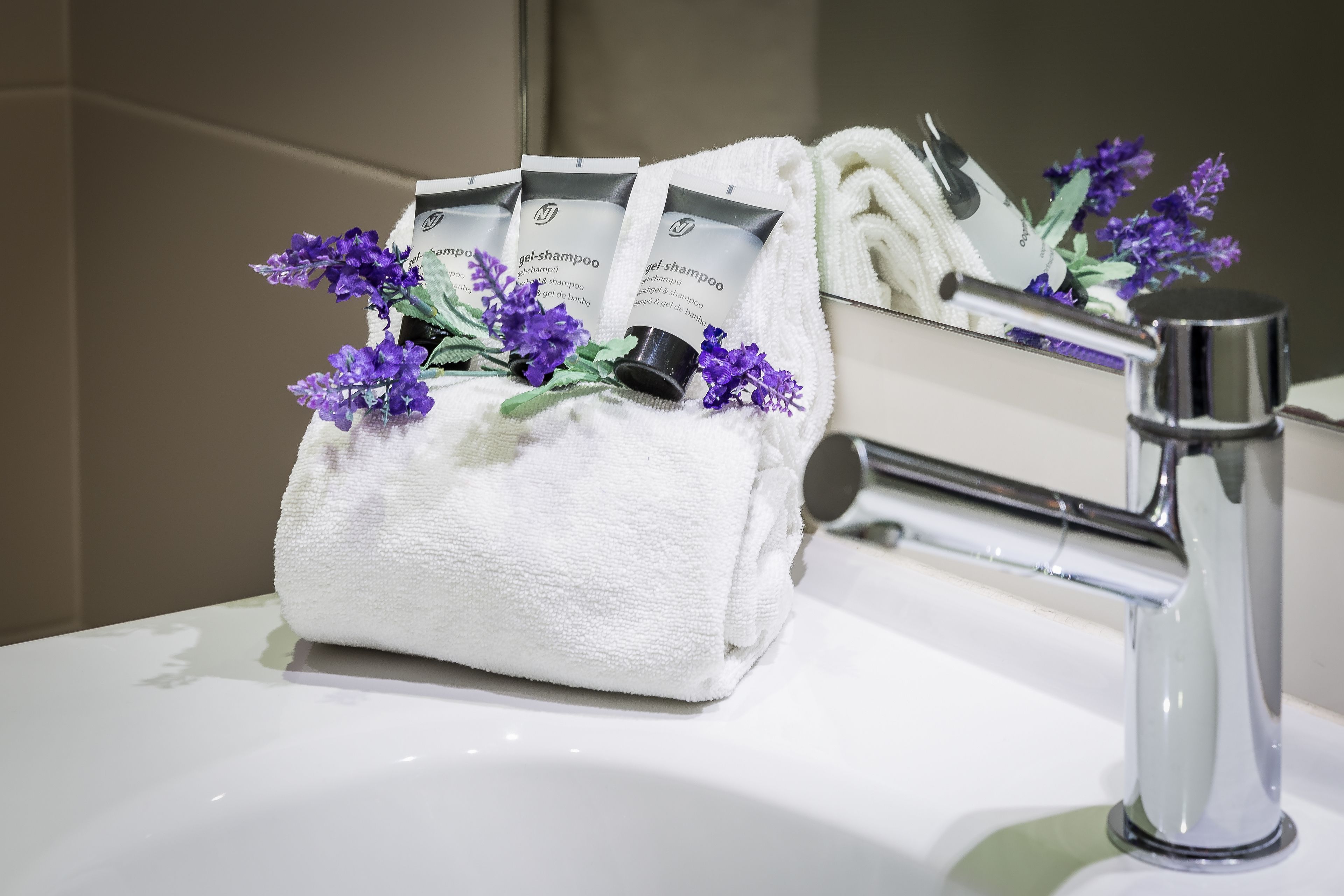 twin room, 2 single beds | bathroom sink