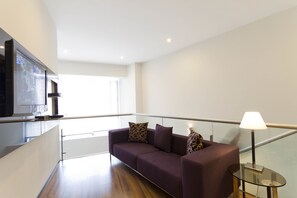 Suite, 3 soverom | Oppholdsområde | En 32-tommers LCD-TV med kabel-kanaler samt TV og TV-spill