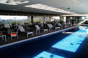 Innendørsbasseng og solsenger