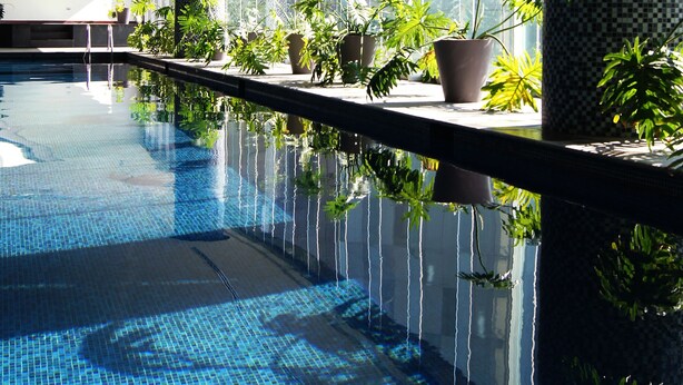 Una piscina cubierta, tumbonas