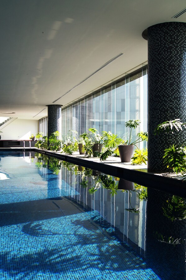 Indoor pool, sun loungers - Plaza Suites Mexico City (Mexico City)