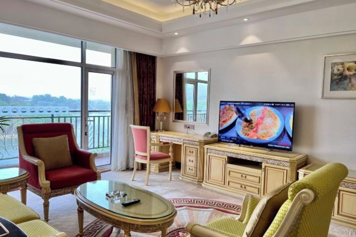 Lake-view Balcony Suite (Quan Building)